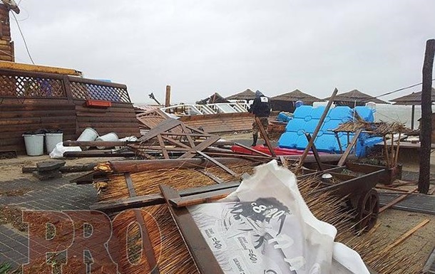 Над Украиной пронесся ураган: разрушены дома, разбиты автомобили