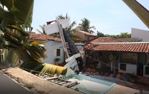 В Бразилии самолет рухнул на жилой дом
