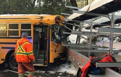 В Канаде грузовик столкнулся со школьным автобусом