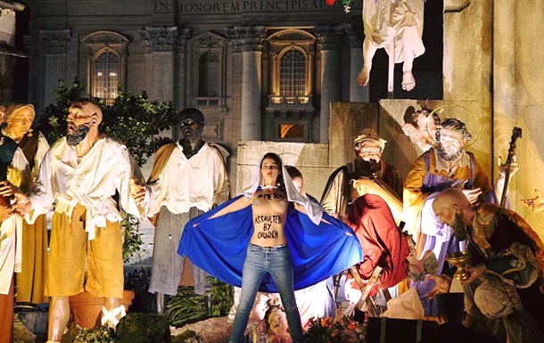 Активистка Femen разделась в Ватикане