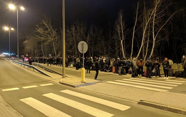 На границе с Польшей образовалась огромная очередь