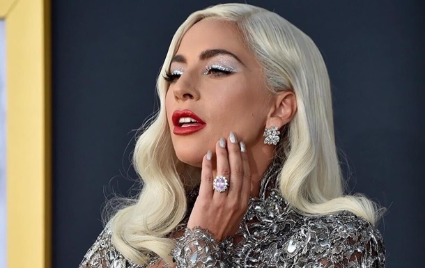 Леди Гага снялась топлес с «седыми» волосами