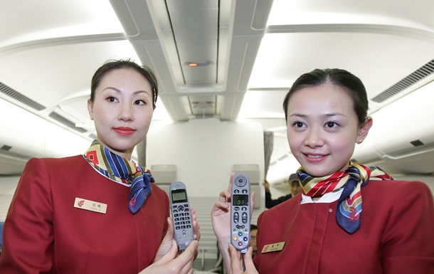 Китайским стюардессам посоветовали носить подгузники